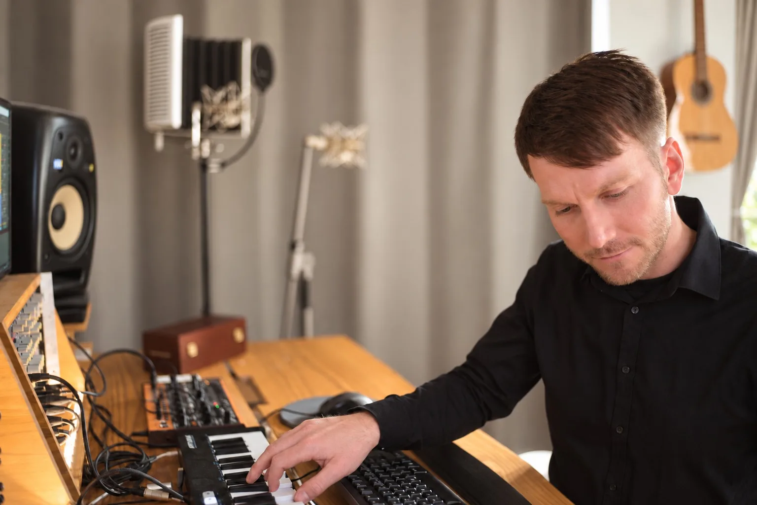 Melodie- und Topline-Erstellung im Tonstudio Leipzig — Arbeitsplatz mit Keyboard und Mikrofon, frontal