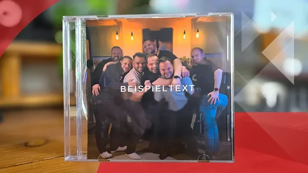 Fertige CD mit selbst gestaltetem Gruppenfoto-Cover von einem echten Junggesellenabschied im Tonstudio Leipzig