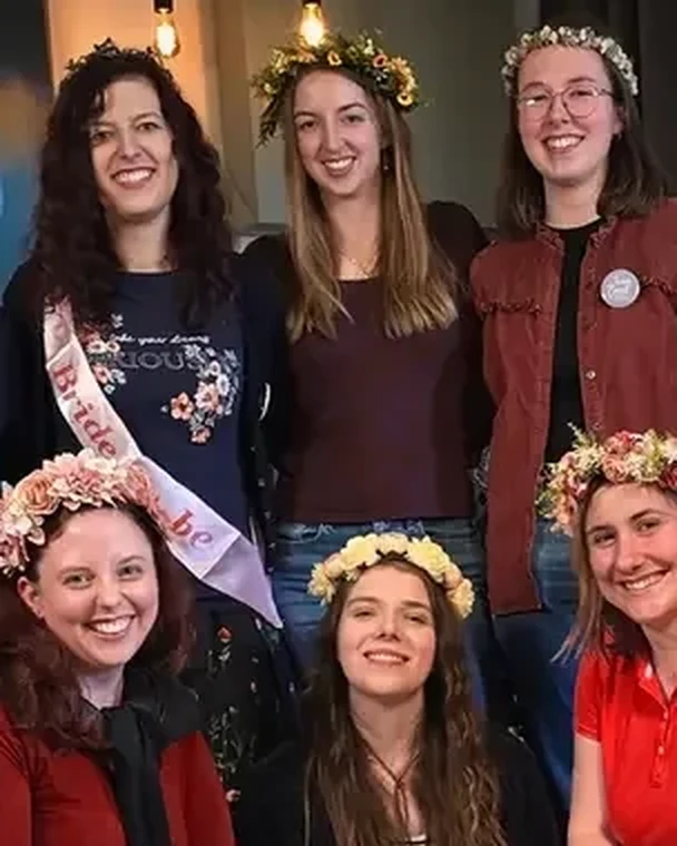 Junggesellinnenabschied im Tonstudio Leipzig, Gruppe mit Blumenkränzen und Bride-to-be-Schärpe bei der Aufnahme