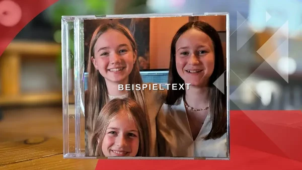 Fertige CD mit selbst gestaltetem Gruppenfoto-Cover von einem Kindergeburtstag im Tonstudio Leipzig
