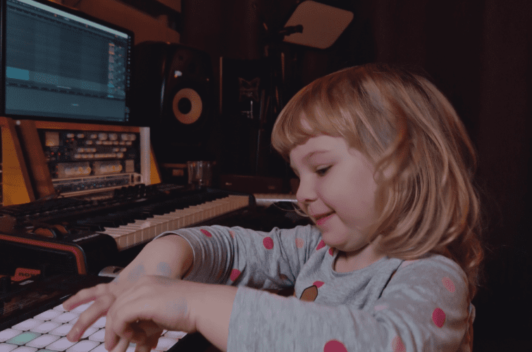 Leidenschaftliche Studio-Session - Kind beim Musizieren