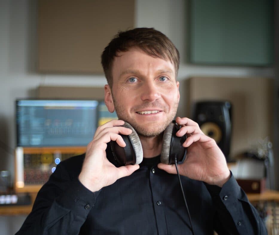 Fabian Günther am Klavier im Tonstudio Leipzig