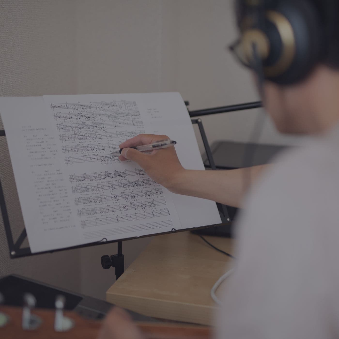 Beat-, Instrumental- & Musikproduktion - Komponist erstellt neue Musikstücke mit Bleistift und Papier