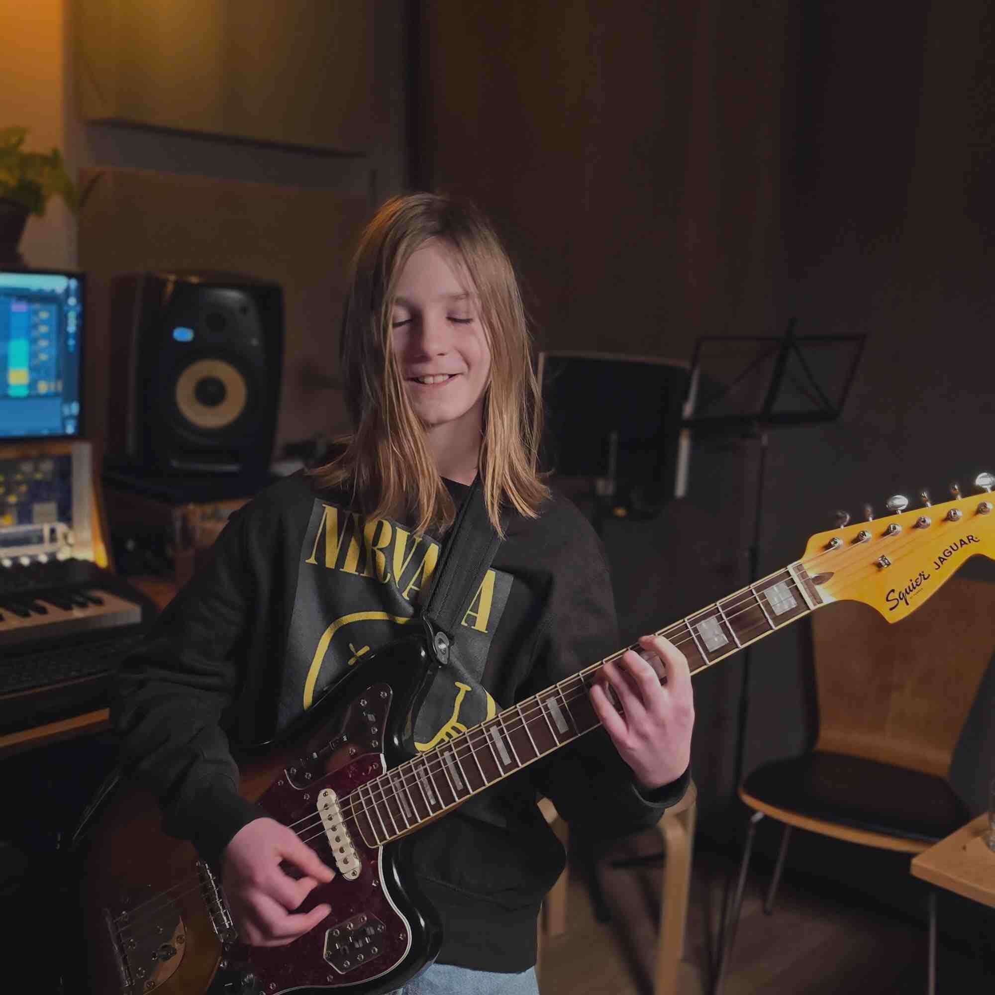 Junger Gitarrist beim Workshop im Tonstudio Leipzig - Musikproduktion lernen